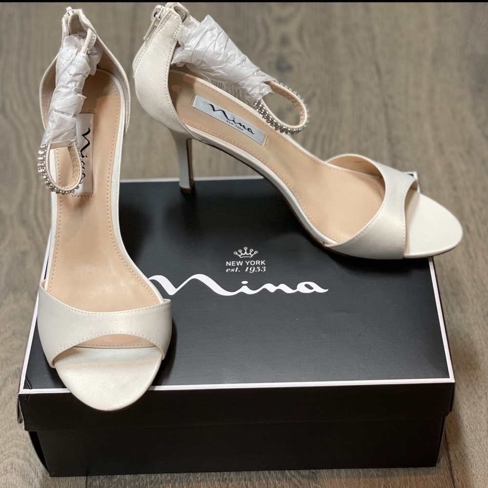 Nina Volanda Ivory Satin Crystal Ankle Strap Dress Sandals Size 9.5M New in Box - Picture 4 of 15